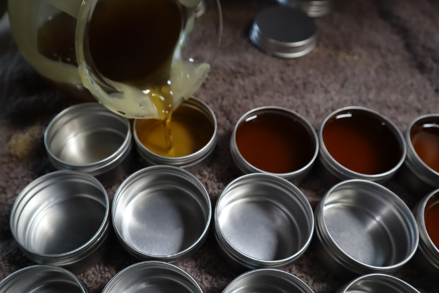  Pour hot salve into your tin or jar of choice. Be careful not to spill.